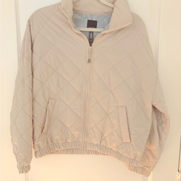 Vuori Women's Light Beige Quilted Puffer Jacket - Picture 3 of 9